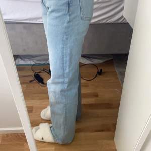 Nu säljer jag mina skit snygga och jätte fräscha ljusblåa baggy jeans!💞💞 Är ca 163 cm och passar perfekt🌟 Hör av dig om du har frågor! Köparen står alltid för frakt😌 Jeansen är i storlek 32 men passar mig som vanligtvis är en 34!