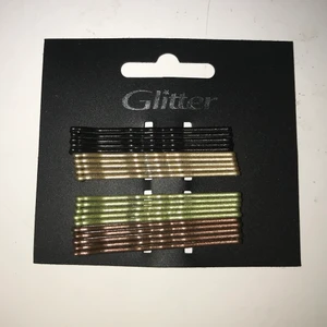 Hår klämmor - 20 st fina hår klämmor i olika färger. INGEN klämma saknas! Köpta från glitter. Ny skick, aldrig använda. Frakten kostar 13 kr. Kontakta mig för fler bilder. Priset kan möjligtvis diskueras 😊