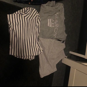 Klädpaket, 4 plagg. - En grå t-shirt med tryck(storlek 158,164 så typ XS/S skulle jag tro) En svart och vit randig trekvarts tröja (storlek 34) Ett par mörkblå jeans(storlek XS) Ett grått ribbat linne (storlek S)