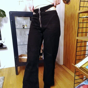 Bershka jeans med rolig midja - Highwaist, straight, svarta, as-snygga. Kan inte bli bättre. Har används ett fåtal gånger, och är på gränsen till nya. Modellen är 175 cm lång.