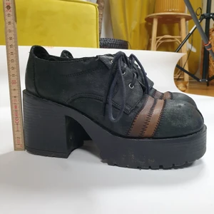 Platåskor  - Har varit mina favoriter länge, dessa är så coola, enkla och stilrena. Obs - de behöver nya innersulor. Själv har jag använt sulor från mina träningsskor vilket har fungerat bra. Köpta vintage. Storlek är 38 men är stora i storlek 