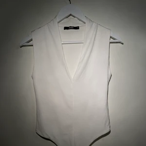 Vit body - Vit body från bikbok i bra skick