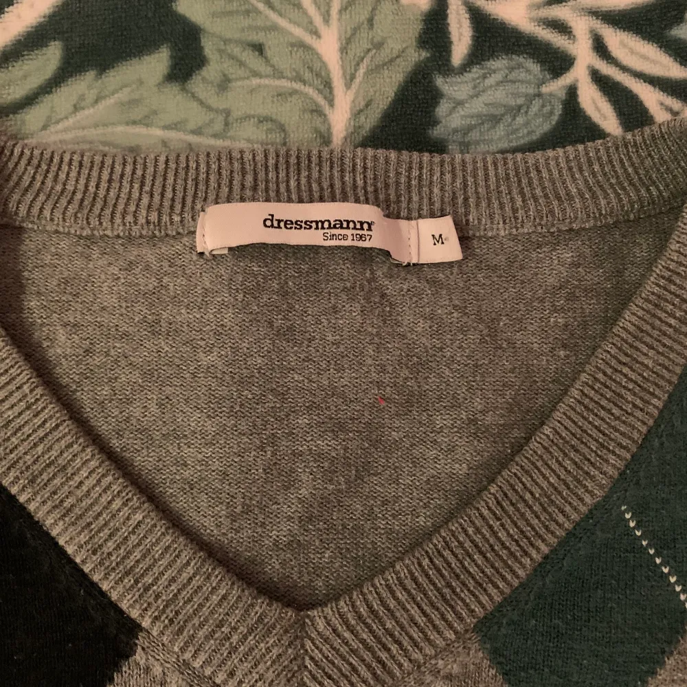 Cool ”grandpa sweater” från Dressman! Älskar denna tröjan då den har så härliga färger, både det gråa på tröjan och de blåa tonerna på mönstret är underbara! Den är så sjukt skön, skicket är super och den sitter fint på kroppen. Den är V-ringad och är i storlek M. Riktig drömtröja!!😍. Tröjor & Koftor.