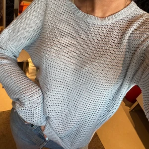 Stickad tröja - En fin ljusblå och mysig tröja. Den är väldigt tunn, sval men skön. Är i väldigt bra skick🦋 köparen står för frakt!