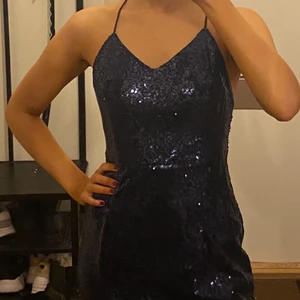 Mörkblå klänning  - ✨ Mörkblå skimrig klänning med slits, OBS spegeln är smutsig inte kläderna ✨ 150kr innan frakt 🌸