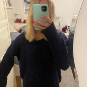 Mörkblå stickad tröja  - Säljer min mörkblåa tröja från Zara som jag köpte för flera år sedan och aldrig använt. Är lite oversized så skulle säga att den passar även en M. 