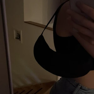 Väska från 90:talet - Den är inte använd och väldigt fin, den är en axelväska med en glittrig drake på högra sidan.