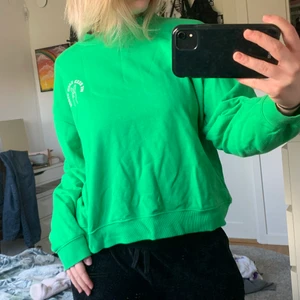 Grön Sweatshirt från Monki stl. M - Denna gröna, sköna sweatshirten från Monki är så sjukt bekväm! Den är luftig och mysig att ha på sig och har även ett gulligt märke på vänstra bröstet! Storleken är M och sitter super skönt på kroppen. Den går att matcha med många saker och lyser upp dagen!😍