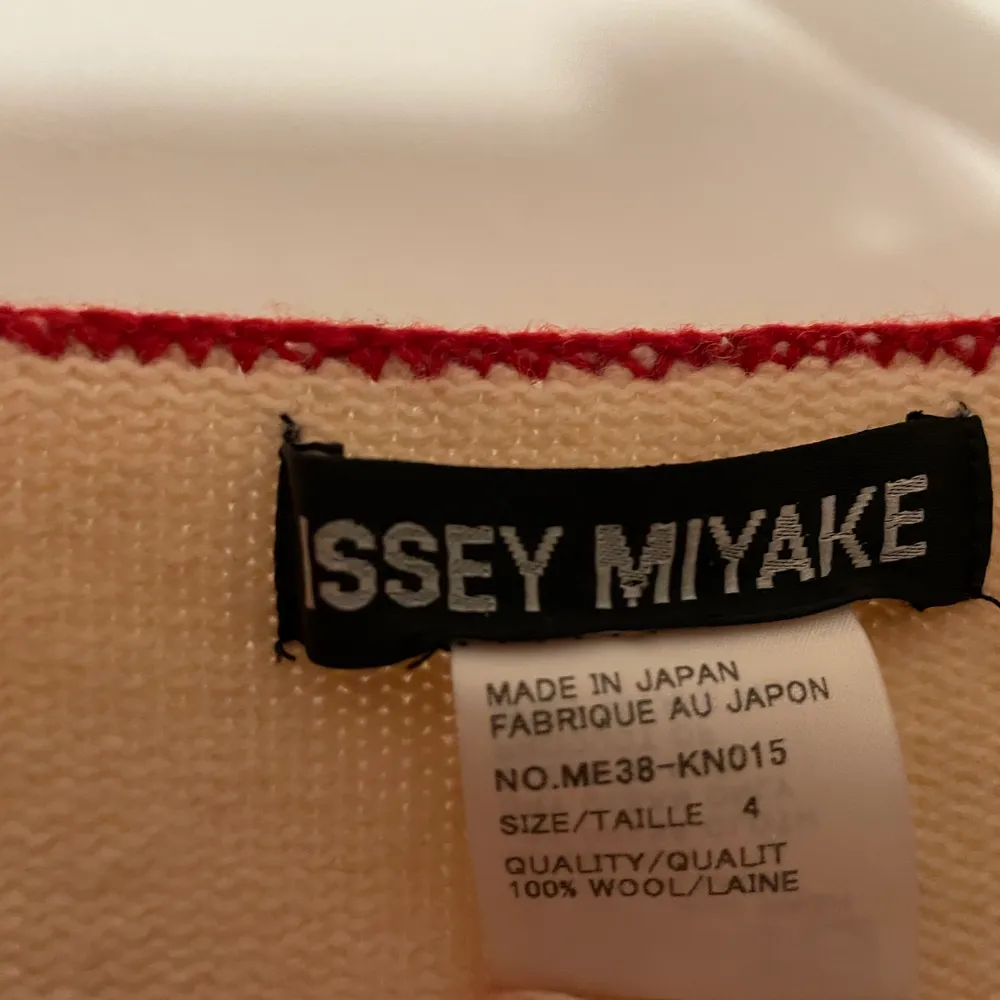 Svår att Hitta Issey miyake Tröja. Den har några missfärgningar, men inga stora, en på ena armen, och en i slutet av tröjan. Väldigt skönt material.. Stickat.