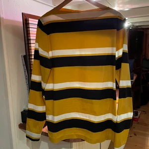 Prada Tröja. - Tröja från Prada, Ganska Slim Fit, Cool nacklinje. Helt oanvänd. Perfekt skick. 