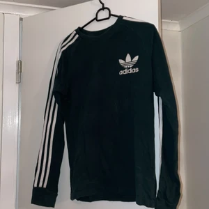 Långärmad adidas  - Långärmad adidas köpt i usa! Syns inte så bra på bilden men den är mörkgrön irl. Katt finns i hemmet😽🥰