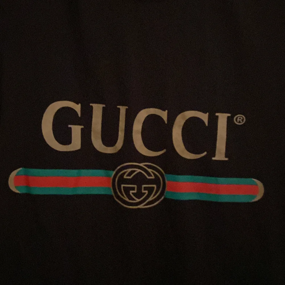 Gucci T-shirt i storlek S. Den är inte äkta men aldrig använt. T-Shirten har färgen svart. . T-shirts.