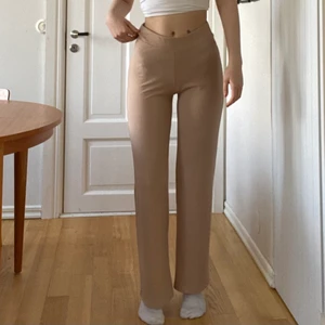 Beiga byxor från nelly - Beiga tunna och mjuka byxor från nellie i storlek S. Originalpris 400kr. Bra i längden (är 170). 