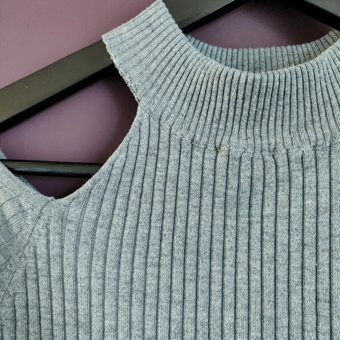 Grå långklänning med öppna axlar - 91