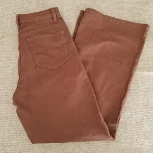 Stretching vida bruna jeans från hm andvönd max 1 gång, har inte möjlighet att prova. Super fin och skön passform. Köparen står för frakten ❤