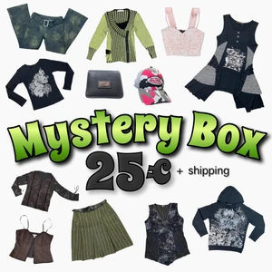 Mystery Box - Jag gör nu mystery boxes som kommer innehålla 3 plagg! Det kan vara överdel, väska, klänning, kofta eller byxor. Och en liten överraskning!  DMa dina mått (och likes + dislikes om du vill ha det mer specifikt) Jag kommer välja ut något av det jag har efter vad jag ser att du gillar i dina likes på plick!  Hashtaggarna som syns under är vad jag fokuserar mest på. Dessa hemliga plagg kommer inte att planeras som en matchande outfit. Alla plagg tillsammans kommer vara värt över 300kr. 
