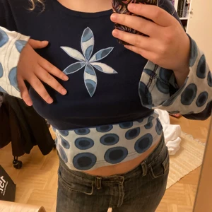 Unik tröja! - Supersnygg unik tröja med utsvängda ärmar. Skulle säga att tröjan är en M, men den passar XS-L också. Möts i Stockholm annars står köparen för frakt.