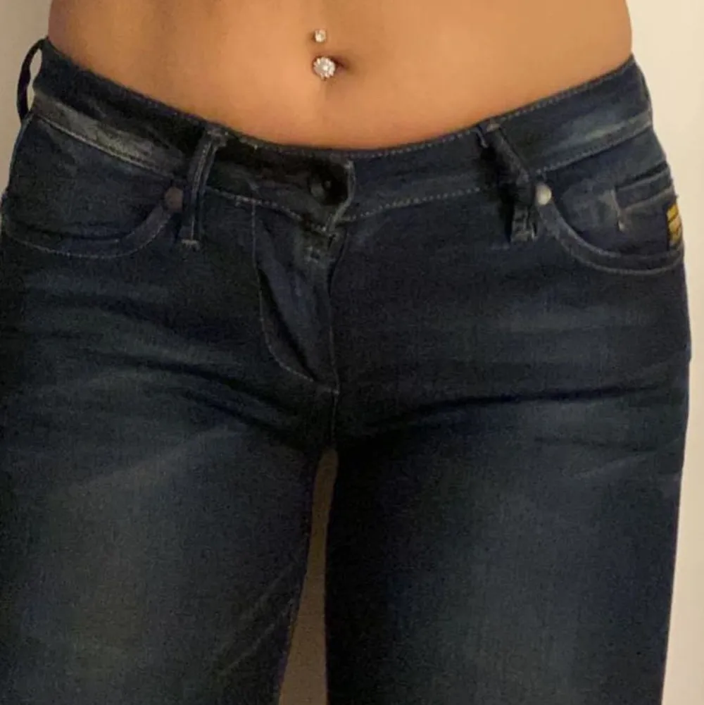 Säljer dessa lågmidjade jeansen från g-star. Dom har snygga detaljer där bak och dom är thigta sen lite lösa nertill❤️‍🔥 lassar i bra i längden på mig som är 175 lång❤️‍🔥. Jeans & Byxor.