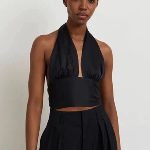 Svart festtopp Gina tricot - Sjukt snygg svart festtopp från Gina tricot som man knyter vid både ryggen och nacken🖤😍😍 