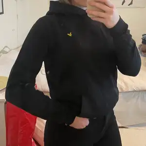 Svart lyle&scott hoddie🖤🖤 står att den är för personer mellan 14/15 men skulle mer säga att det är en S 😊 passar utmärkt på mig som är 16/17💕