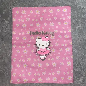 Supersöt rosa hello Kitty duk. Den är gammal men inte så använd. Har några små fläckar som knappt syns och kommer säkert bort om man tvättar eller torkar av. Frakt på 13kr tillkommer. Skriv vid frågor 🦋