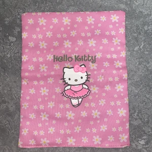 Hello Kitty mini duk - Supersöt rosa hello Kitty duk. Den är gammal men inte så använd. Har några små fläckar som knappt syns och kommer säkert bort om man tvättar eller torkar av. Frakt på 13kr tillkommer. Skriv vid frågor 🦋