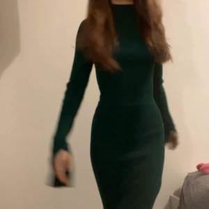 Mörkgrön klänning - Säljer min as fina mörkgröna nyårsklänning som inte kommer komma till användning igen:( as dåliga bilder som inte gör den rättvisa därför är det bara att skriva till mig privat om ni vill ha andra videos å bilder! Använd 1 gång & og priset var 700