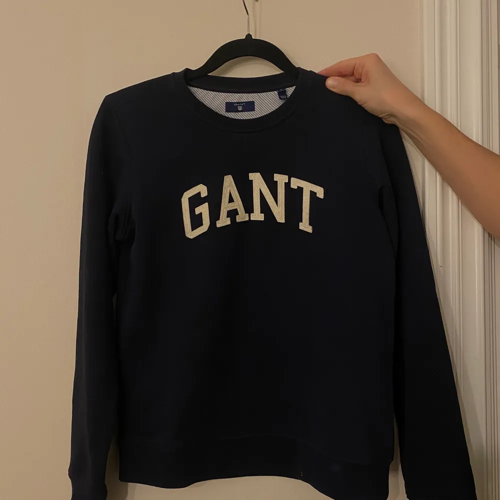 Gant sweatshirt storlek S. Nästintill aldrig använd, så i mycket fint skick! Nypris 1000kr Säljs för 200kr+frakt. . Tröjor & Koftor.
