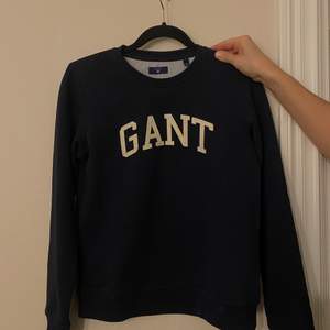 Gant sweatshirt storlek S. Nästintill aldrig använd, så i mycket fint skick! Nypris 1000kr Säljs för 200kr+frakt. 
