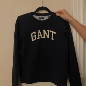 Gant sweatshirt  - Gant sweatshirt storlek S. Nästintill aldrig använd, så i mycket fint skick! Nypris 1000kr Säljs för 200kr+frakt. 