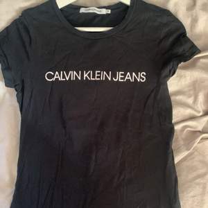 Säljer denna svarta t-shirt från Calvin Klein, storlek xs. Kontakta mig för mer info