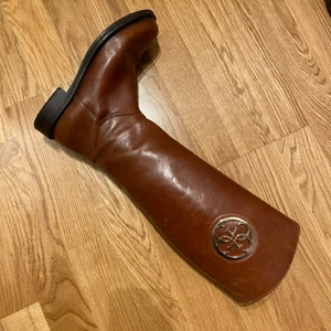 Guess boots - Använd ett par gånger, storlek 36. Köpt för 1200kr. Gå ner i pris vid snabb affär.