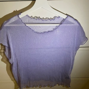 Tröja - En fest-topp som aldrig blev använd. Lilaglittrig. 