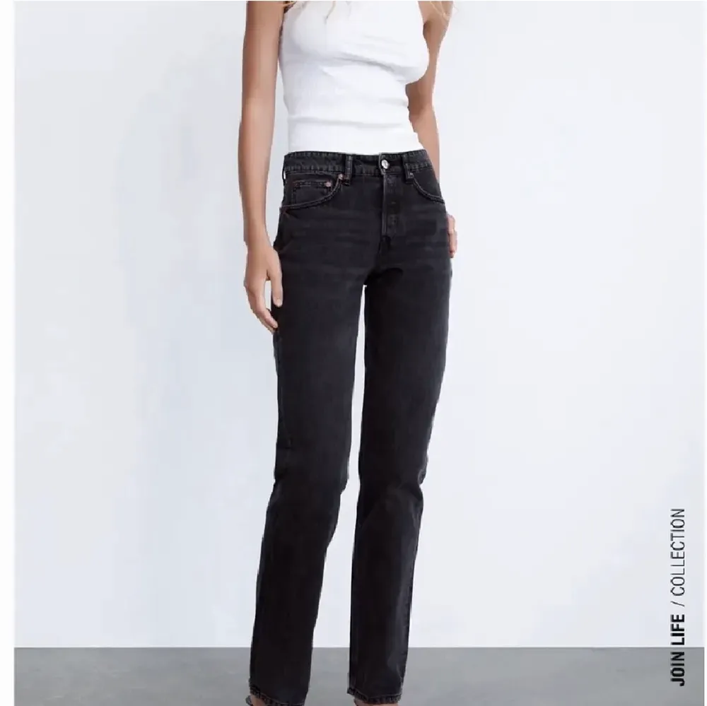 Mid waist straight jeans från Zara. Aldrig använda och lappen är kvar. Slutsålda på zara hemsida. Jeans & Byxor.