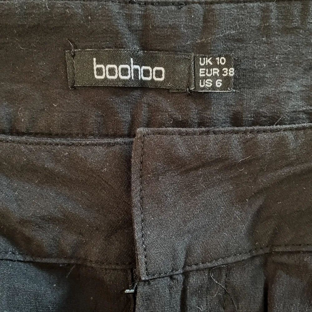 Shorts jag köpte från Boohoo. Tunt och luftigt tyg. Väldigt sköna och användbara! Har haft dom en gång så dom är som nya!. Shorts.
