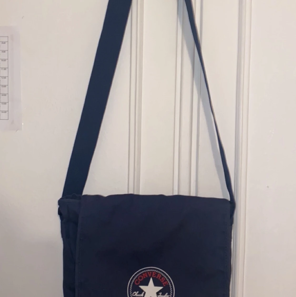 Blå converse väska