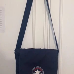 Blå converse väska - En blå äkta converse väska. I jätte bra skick. Aldrig använd. Köpt för 599kr. Säljer för 180kr💞