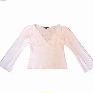 Ros topp - Säljer denna skit fina tröjan som jag köpte här på plick den kommer tyvärr inte till användning då den inte passa mig den e orginellt från gina (lånade bilder)