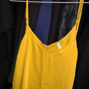 Gult sommrigt linne - Ett sommrigt och fint linne som sälj pga att den inte används längre. Super bra skick då den knappt använts.