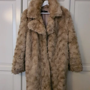 Jacka  - (Fusk)pälsjacka från Gina Tricot. Storlek 38 