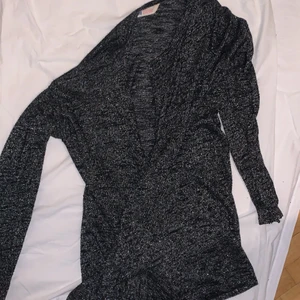 Glittrig tunn kofta - Väldigt tunn och len kofta som man kan ha en sen sommarkväll om man skulle frysa. Annars är den väldigt fin till nyår eller till att bara gå hemma och mysa i den.