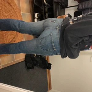 vintage levi’s jeans  - Snygga raka vintage levi’s jeans säljer pågrund av att jag inte använder dom längre! Storlek M men väldigt små i storleken skriv privat för mer info eller fler bilder💞 köparen står för frakten❣️