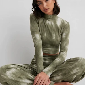 Tiedye Topp med öppen rygg - Endast toppen. Använd 2 gånger ish. Från NAKD.