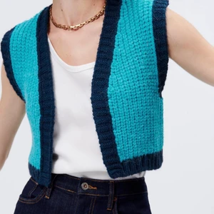 Stickad väst - Blå stickad väst från zara. Storlek S. Skicka gärna ett medelande vid frågor!