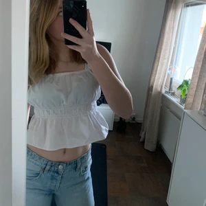 Vitt volanglinne - Säljer denna superfina sommartorpen men volang. Köparen står för frakten. Skriv privat om ni har fler frågor💘