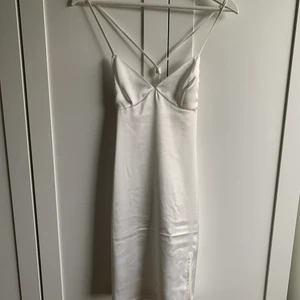 Klänning  - Vit silkes klänning, ny! Från NA-KD i storlek 34 