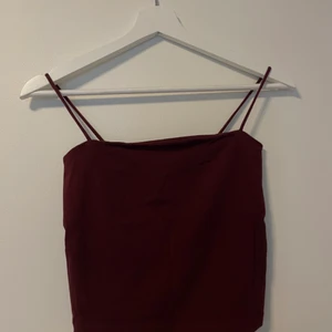 Topp - Kort topp med raka smala band som lätt går att vika in om man vill ha en bandeau topp istället❣️