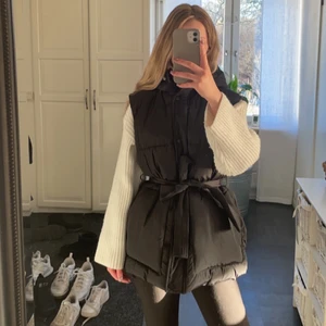 Väst från boohoo storlek 34 - Oanvänd super fin väst. Västen har en luva och rymliga fickor framtill. Ordinarie pris 540kr