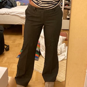 Lågmidjade kostymbyxor! - Perfekt lågmidjade gråa kostymbyxor med flare på benen. Byxorna är som i nyskick. Möts i Stockholm, annars står köparen för frakt. 