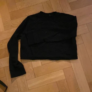 Svart cropped långärmad - Långärmad cropped tröja från Monki, knappt använd. I storlek xxs
